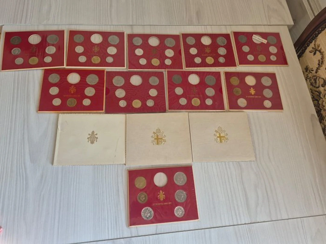 Vatican. Lotto 13 Serie Divisionali 1970-1980 senza argenti (No reserve price)