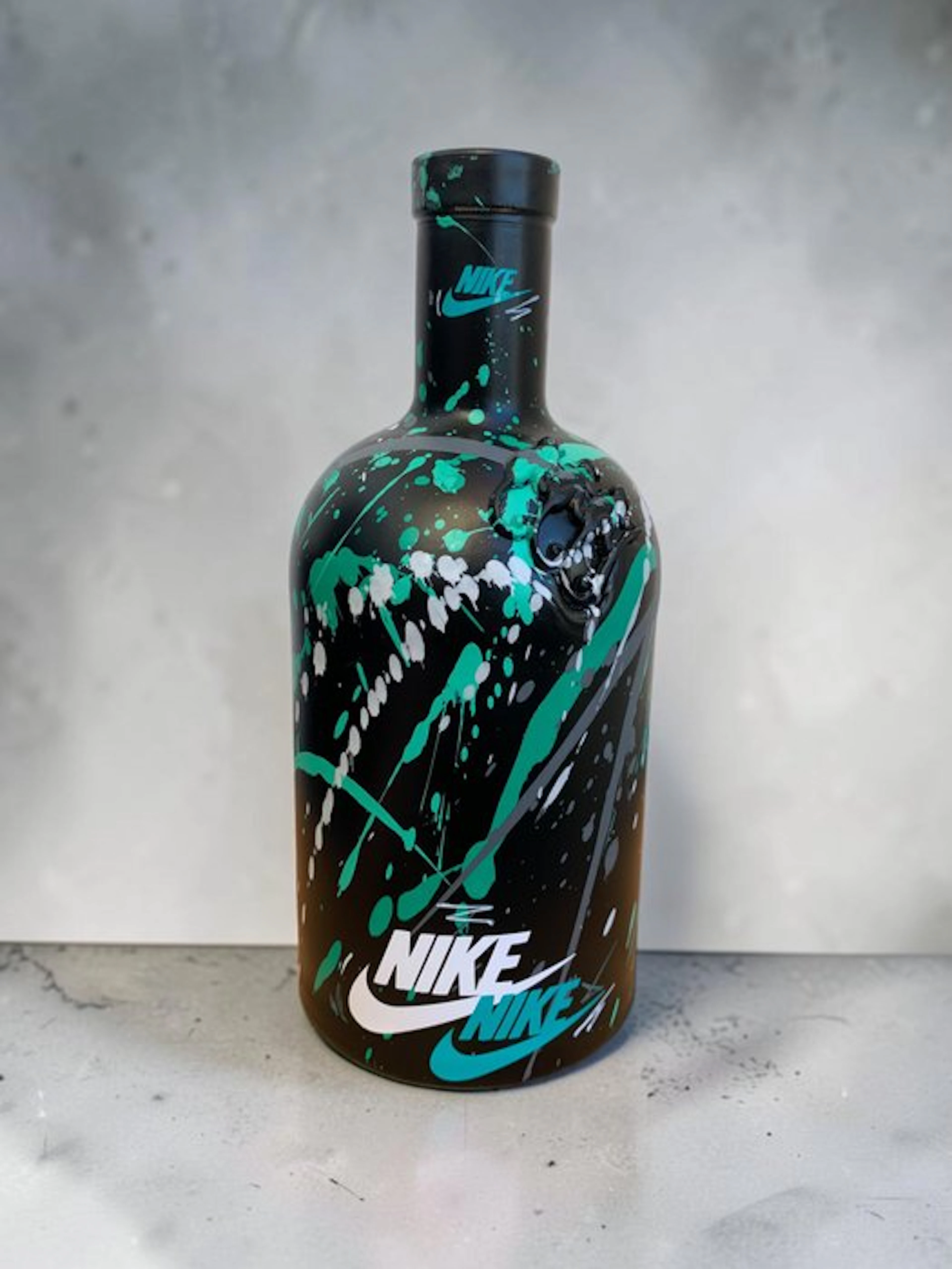 WASE - Figurine - BOTTLE NIKE BLACK AND GREEN MONKEY - Resin