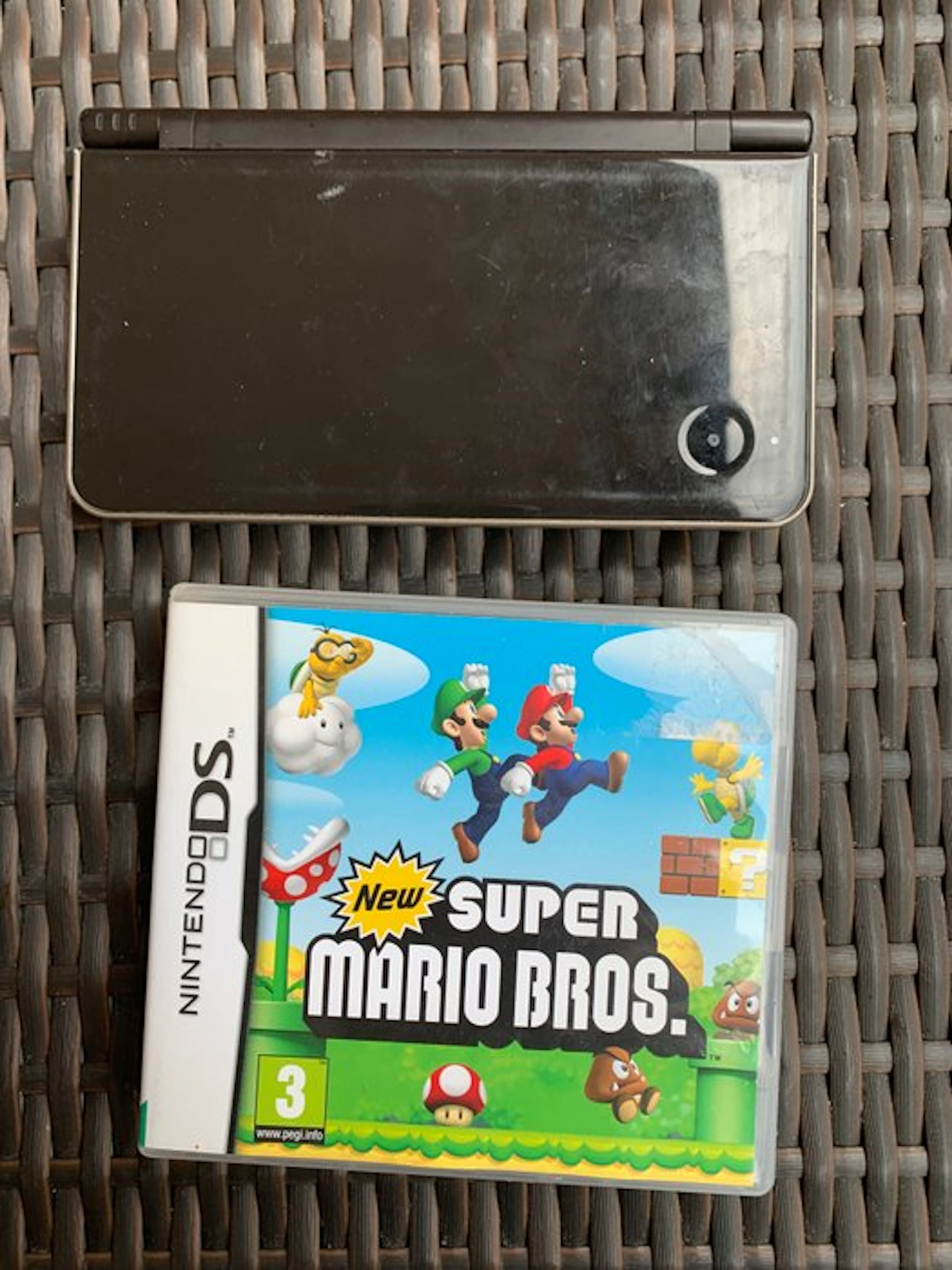Nintendo - DS - with new Super Mario Bros - Video game console + games