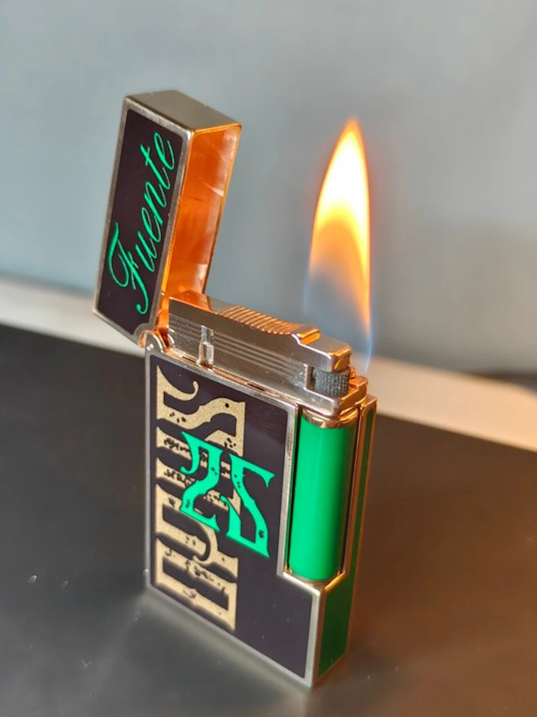S.T. Dupont - Line 2 - Pocket lighter - Gold-plated, Lacquer