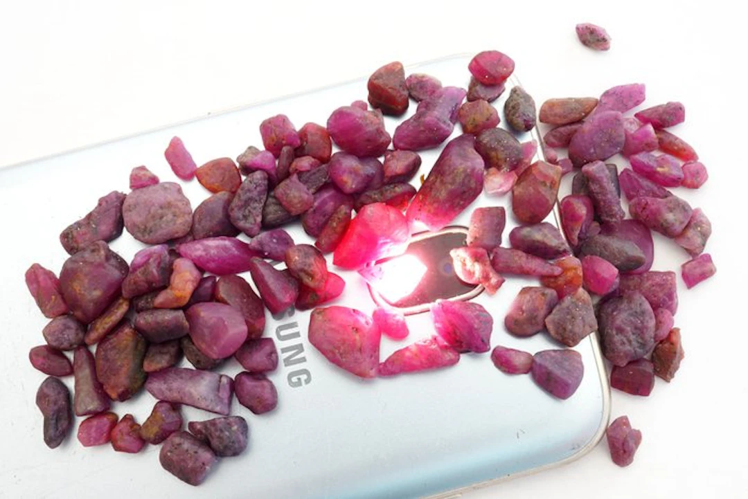 Ruby 287 carats of rough, untreated ruby crystals.- 57.51 g