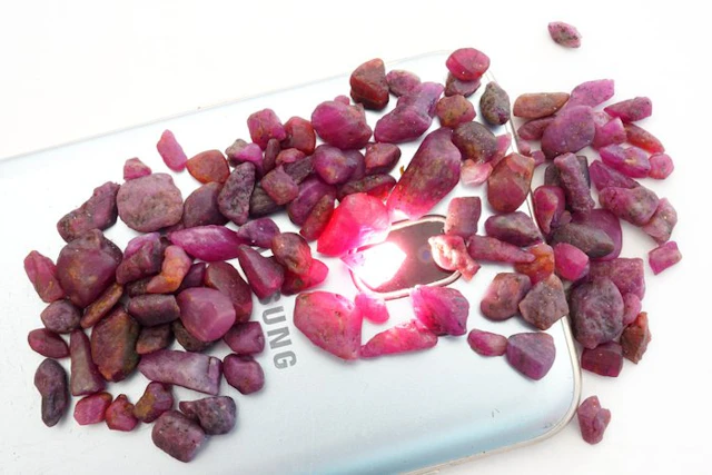 Ruby 287 carats of rough, untreated ruby crystals.- 57.51 g