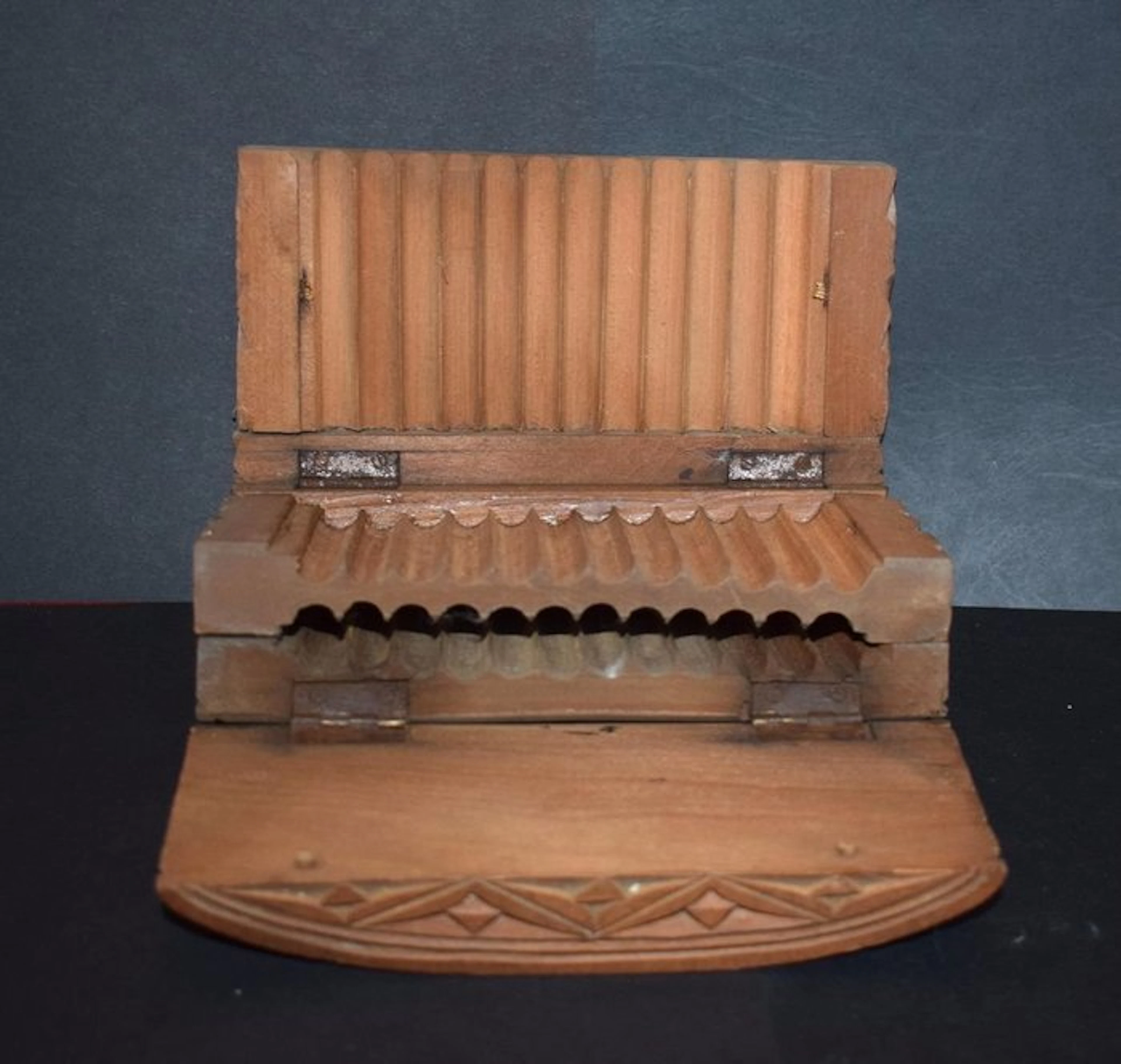 No reserve price - Cigar box - Carved wooden display case...