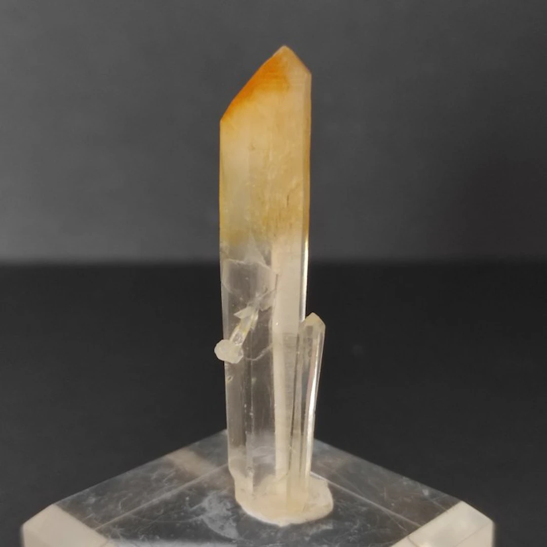 quartz mango Crystals on matrix - Height: 6 cm - Width: 1 cm- 7 g - (1)