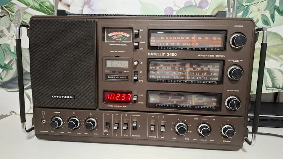 Grundig - Satellit 3400 Professional / Multi-Band Transceiver World radio