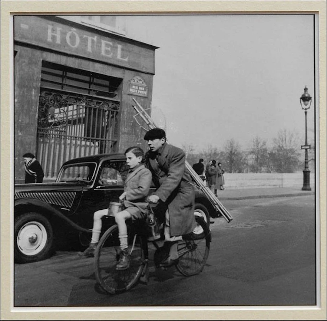 Robert Doisneau (1912–1994) - Le vélo des Deux-Ponts, Paris, 1953