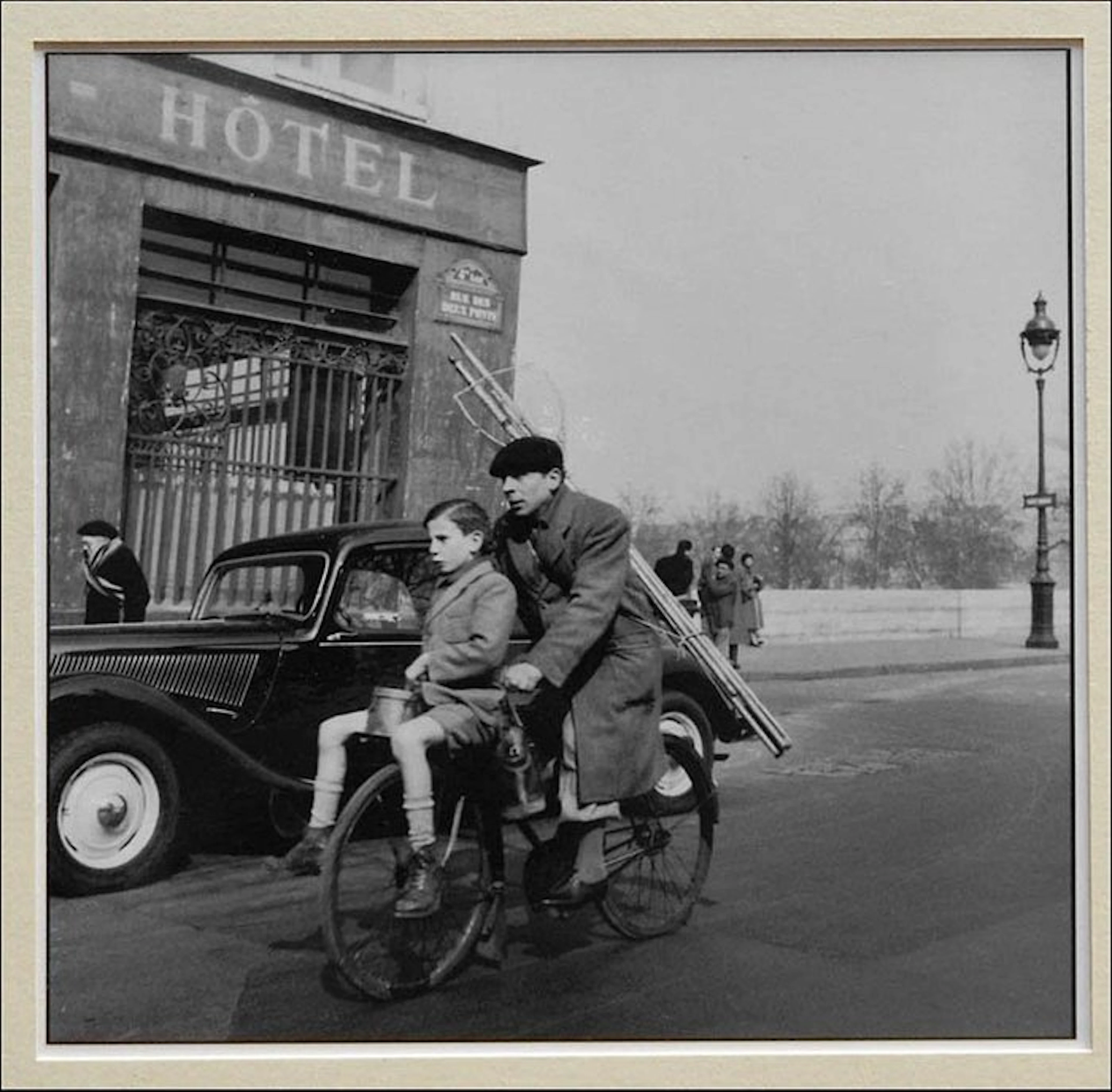 Robert Doisneau (1912–1994) - Le vélo des Deux-Ponts, Paris, 1953