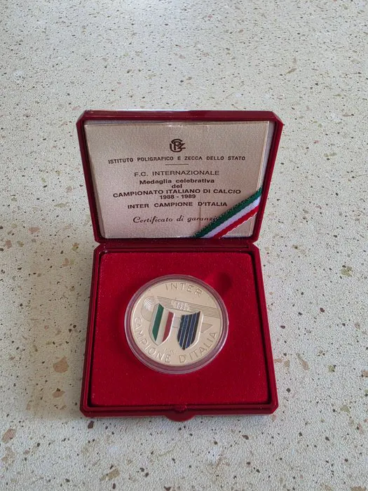 medaglia celebrativa ufficiale per il 13 ° scudetto...