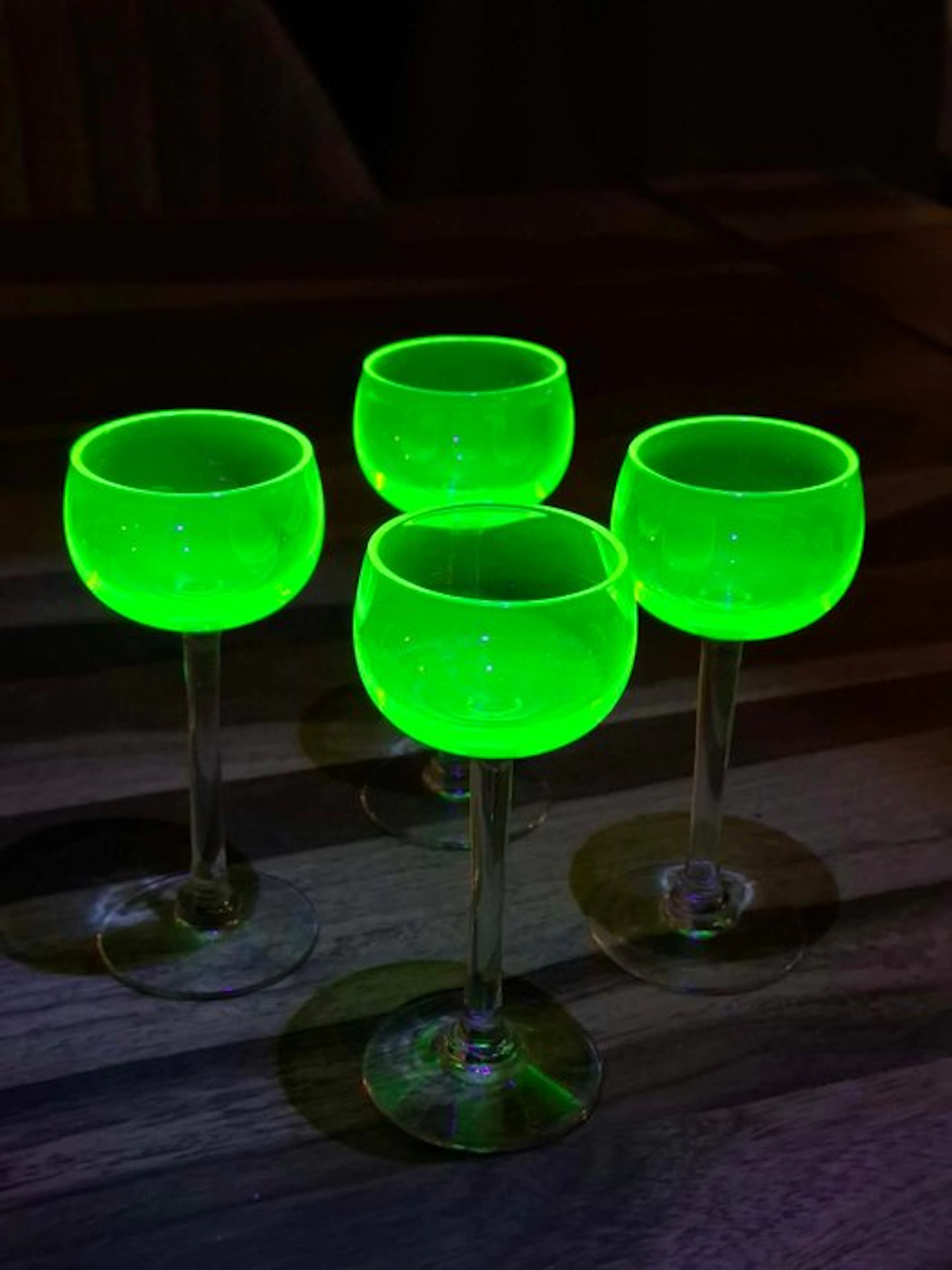 Doyen - Liquor set (4) - Riga - uranium glass - Ouraline