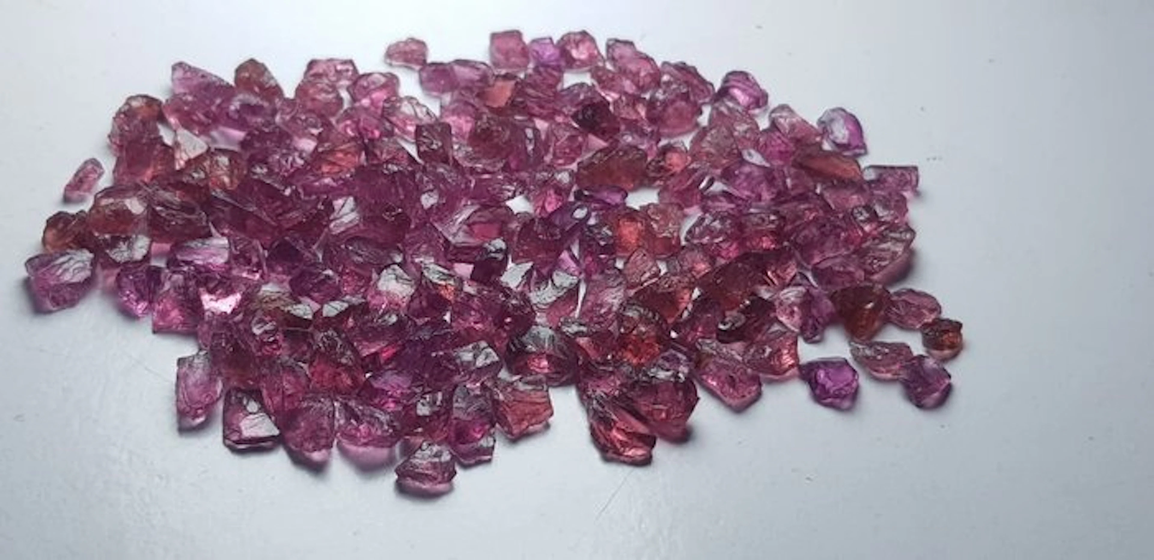 Natural pink Facet quality garnet Rough- 48 g - (147)