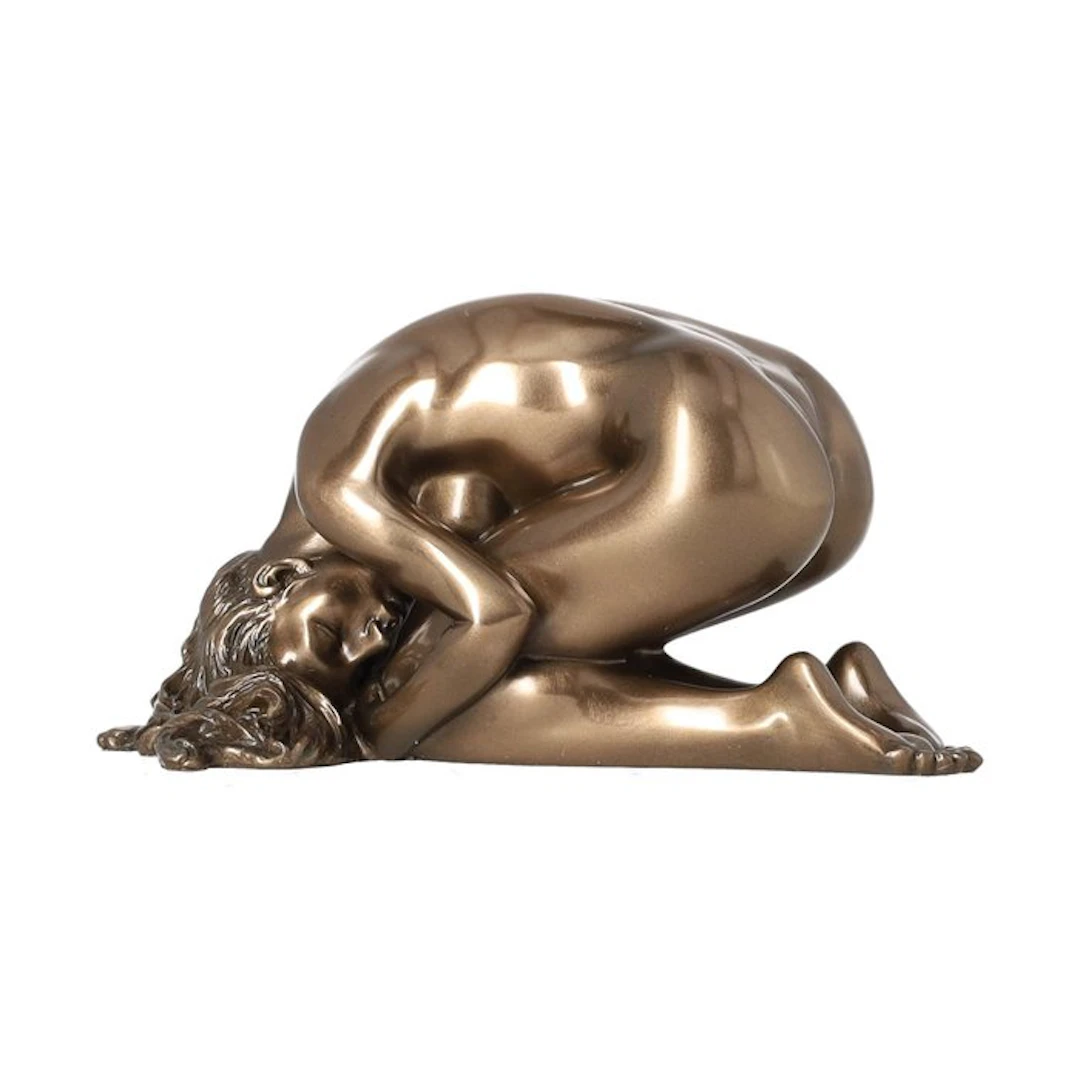 Figurine - Voorovergebogen vrouw, bronskleurig - Resin