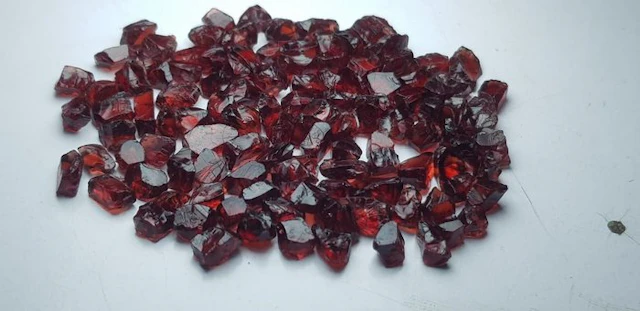 Top Quality Facet grade Rhodalite garnet Rough- 69 g - (194)