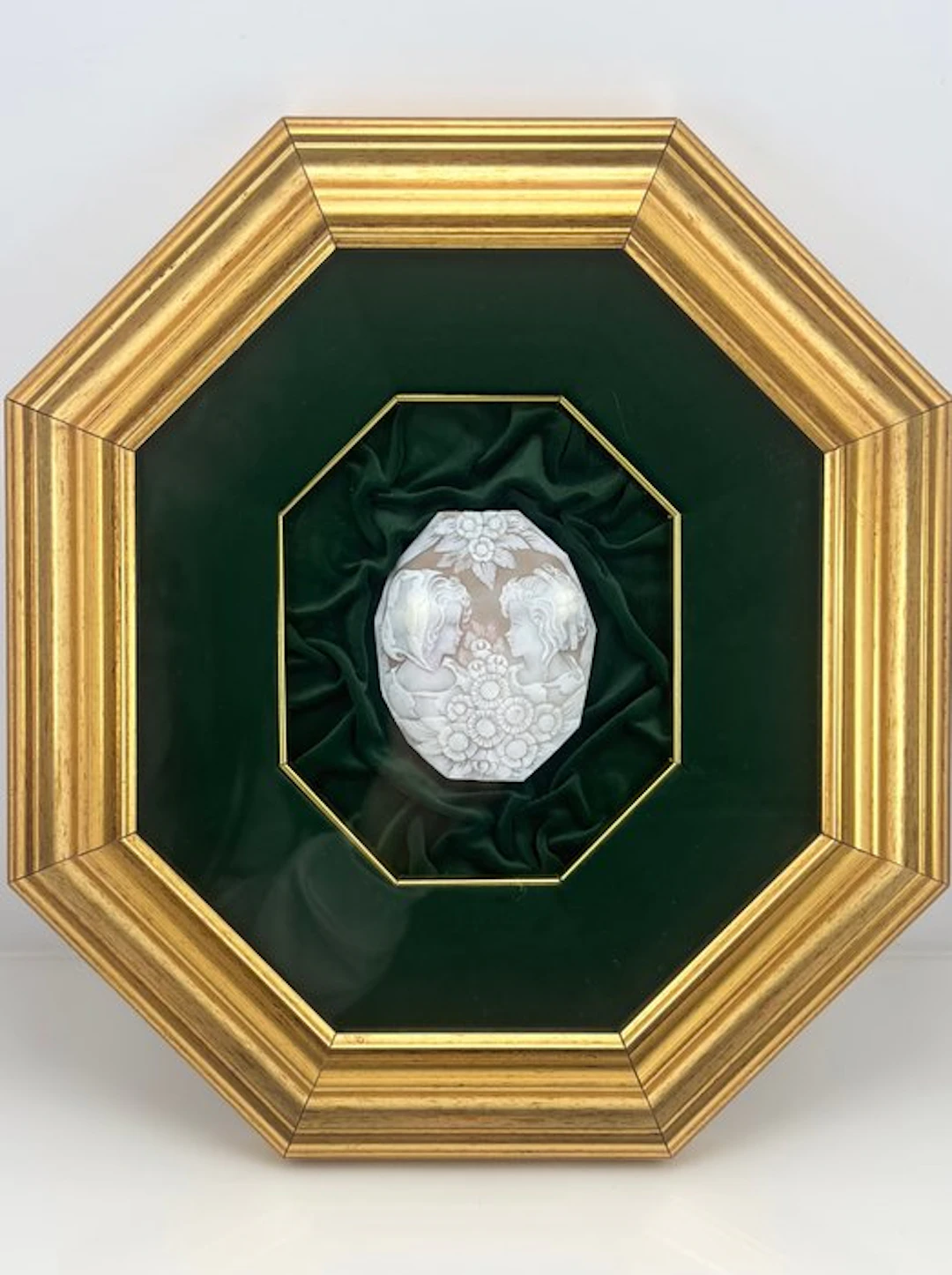 Cassis madagascariensis - Cameo - Hand-engraved cameo