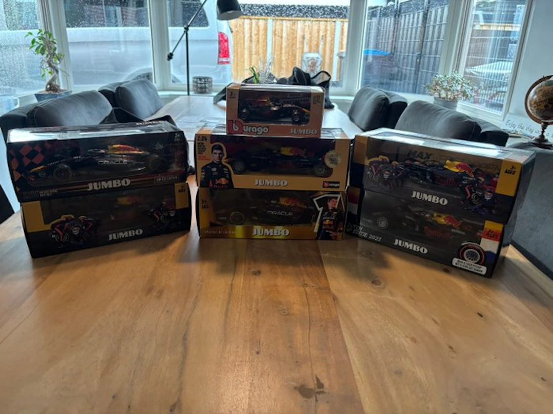 Bburago, Jumbo 1:24 - Model race car (7) - Red Bull...