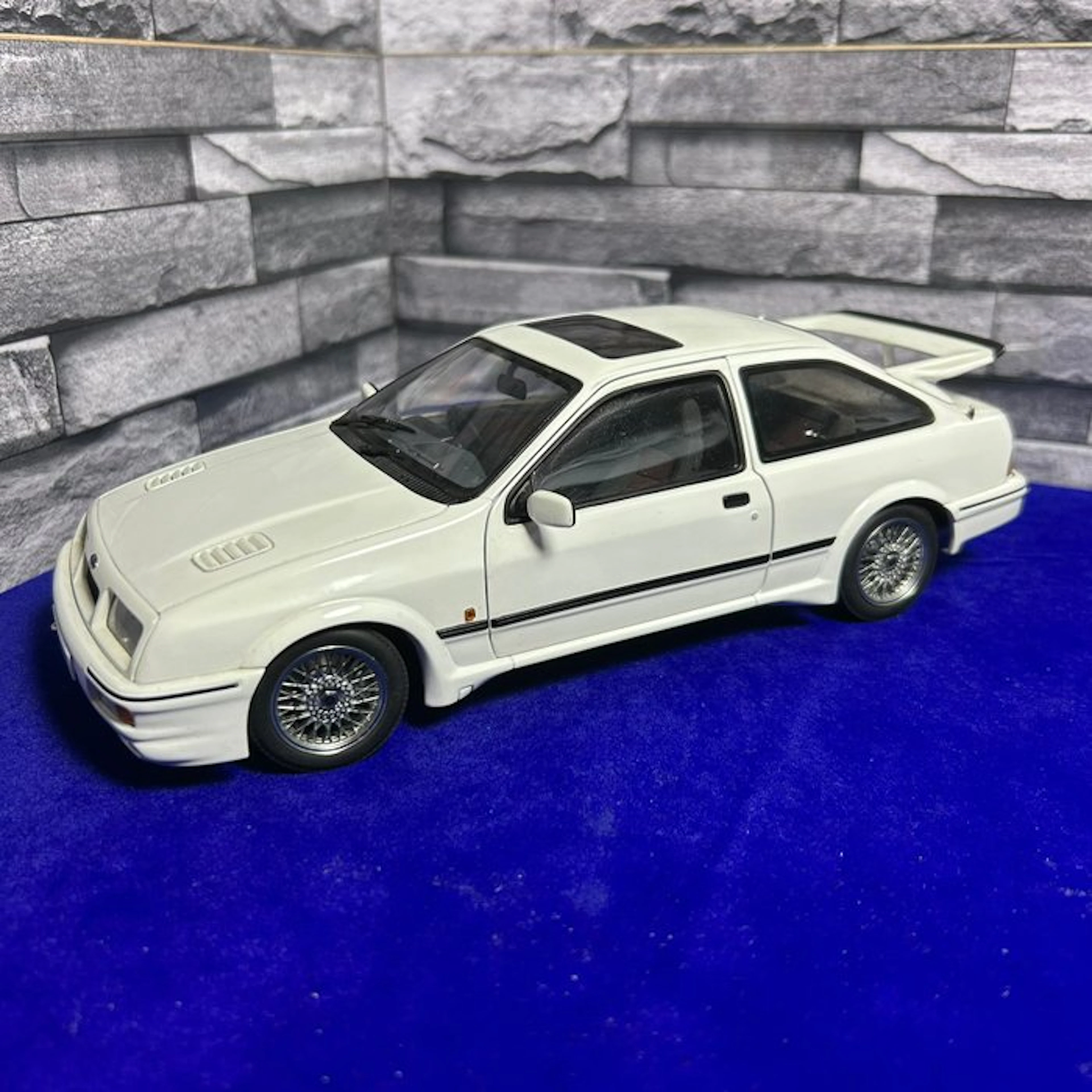 Autoart 1:18 - Model car - Ford Sierra RS Cosworth Millennium Series