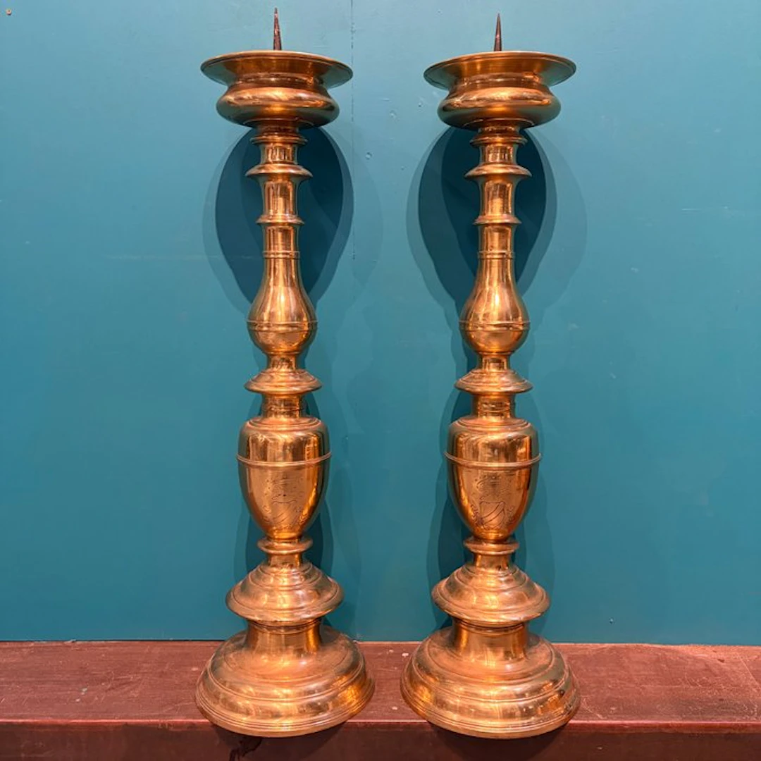 Coppia monumentale di candelabri liturgici con stemma...