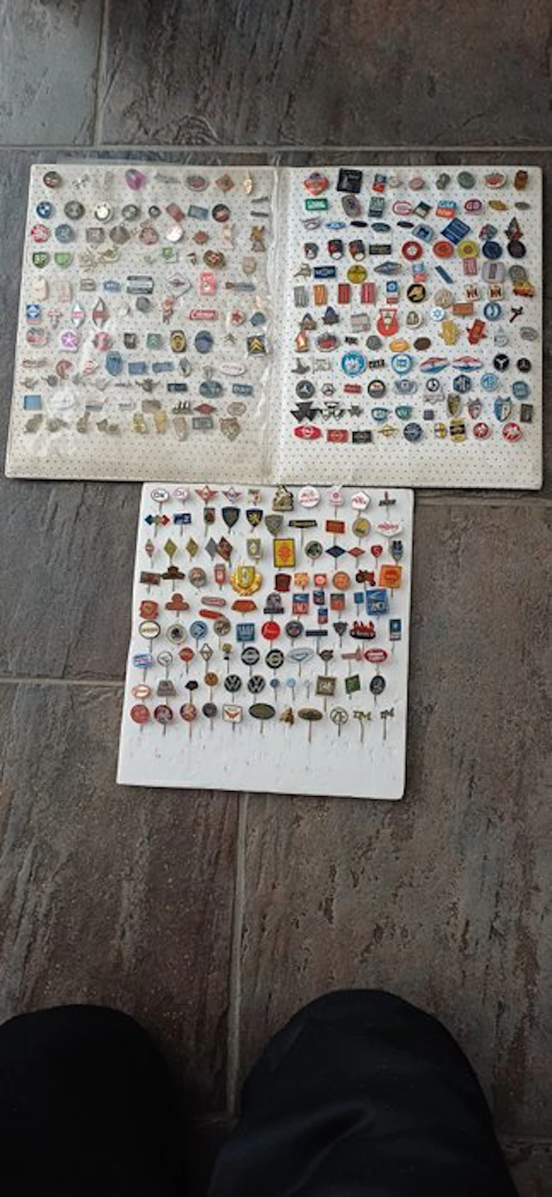 Badge - Verzameling speldjes met logo's van automerken en...