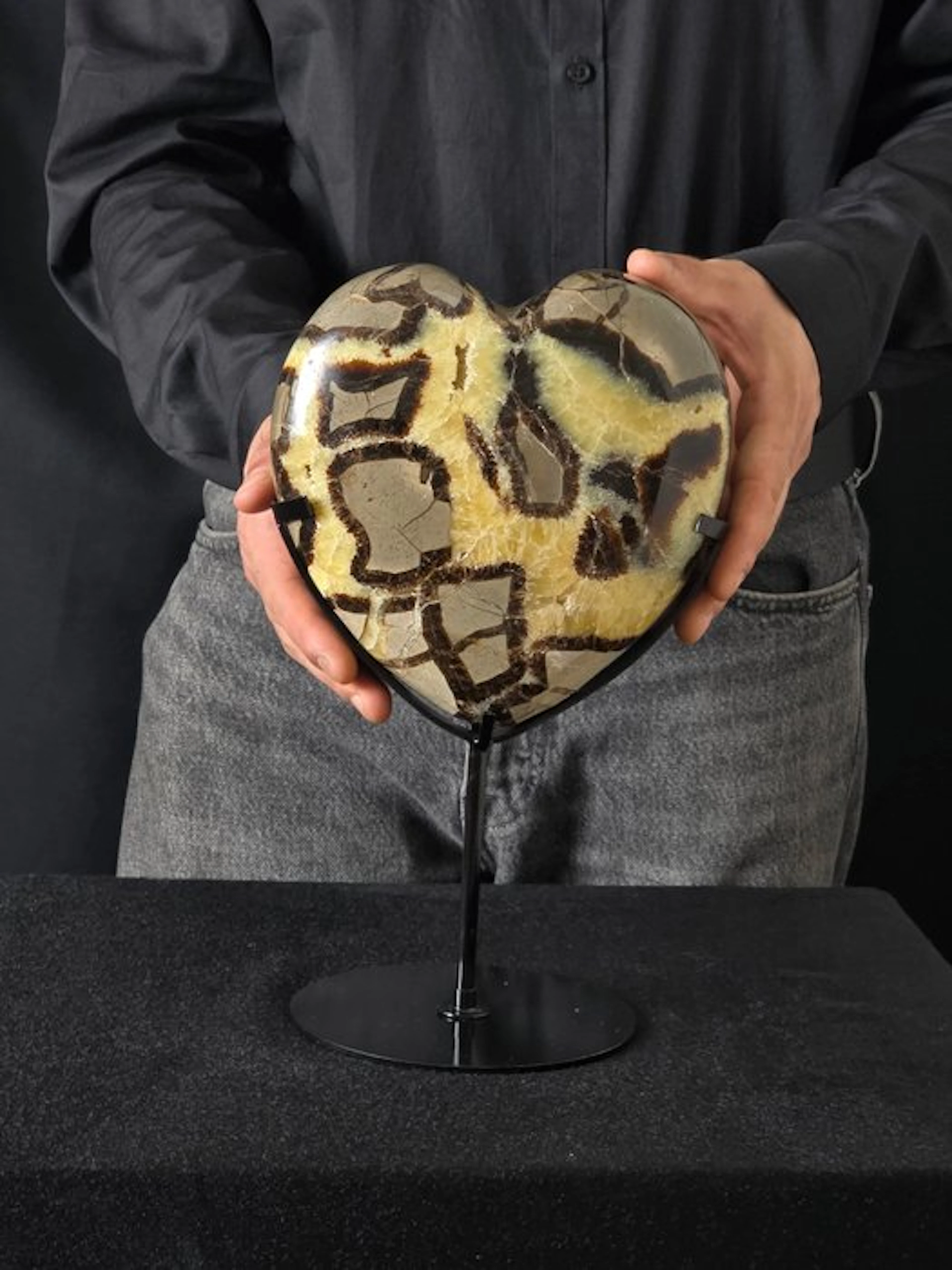 Heart-shaped Septarian stone - stand included Heart - Height: 30 cm- 4 kg