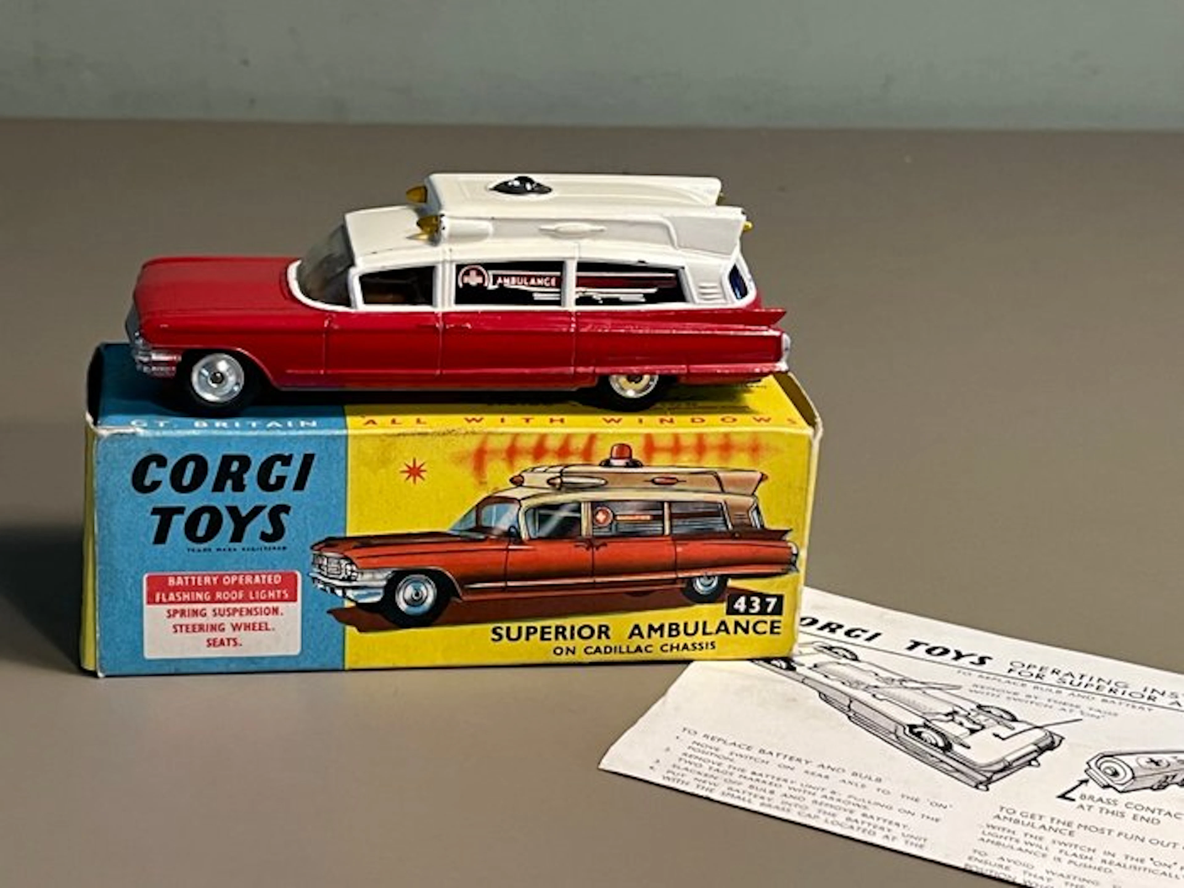 Corgi Toys 1:43 - Model car - Superior Ambulance on Cadillac chassis