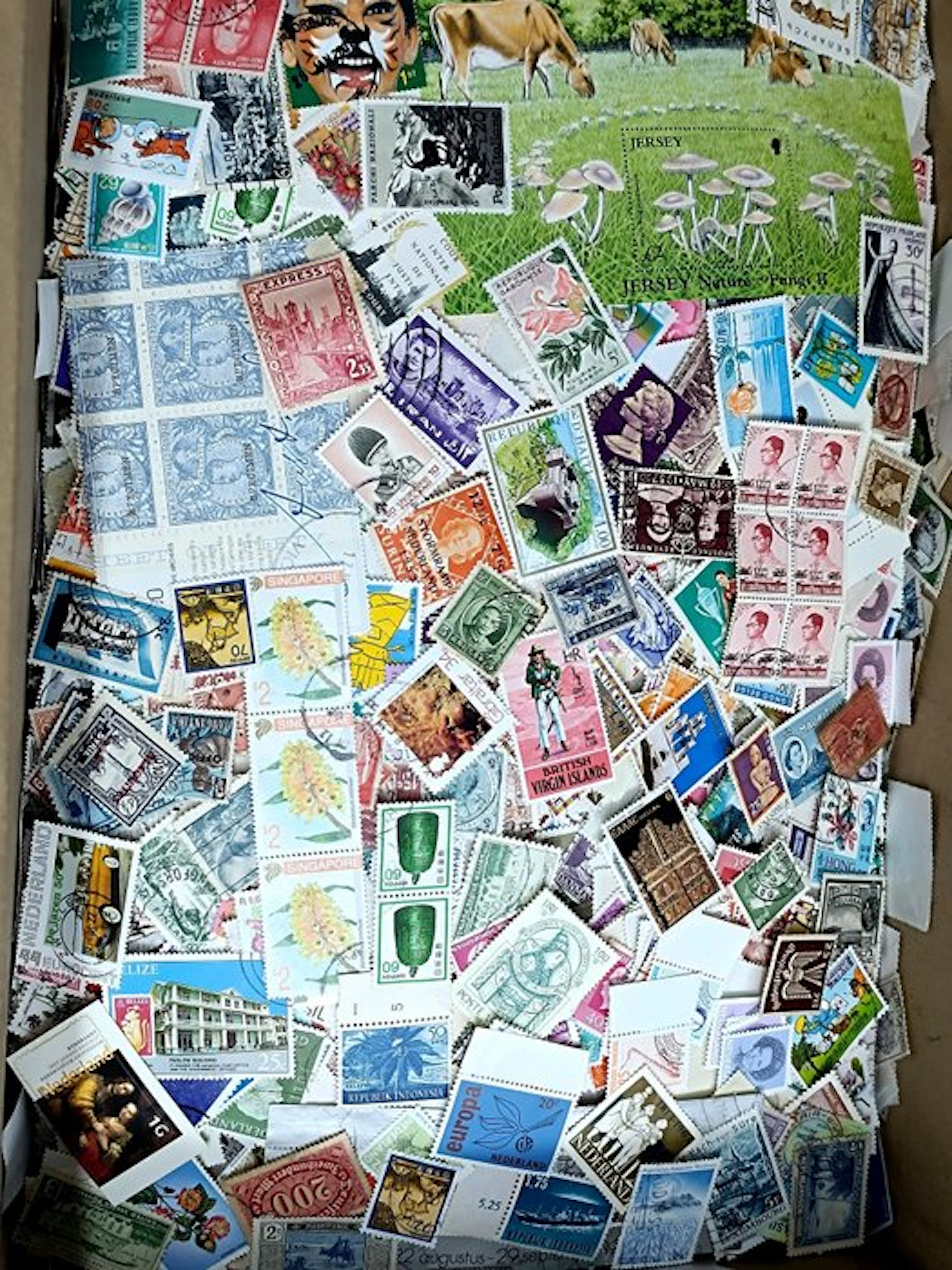 World - Nice selection lot (22,000 stamps)