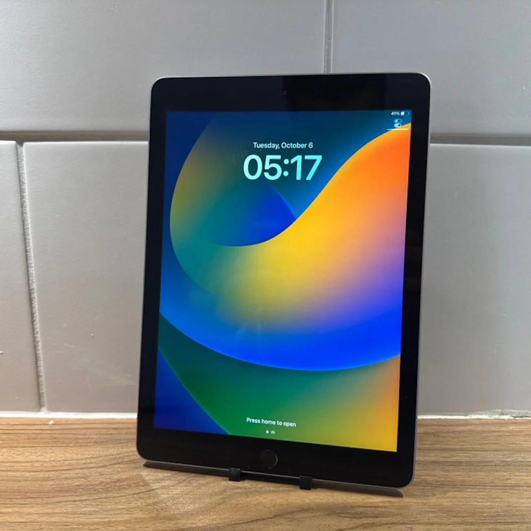 Apple iPad (5th Generation) 128GB Wifi - Mobile phone