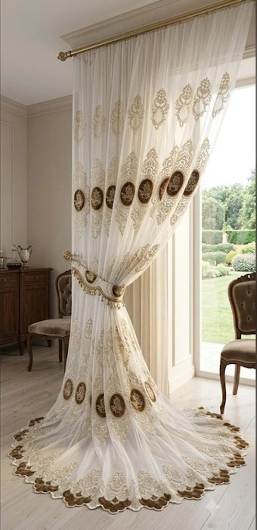Favoloso tulle ricamato con medaglioni e perle 420x300 cm...