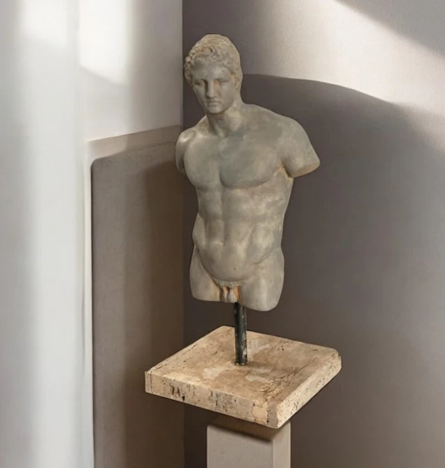 Sculpture, Dorso Eracle su base marmo - 48 cm - Cast Stone