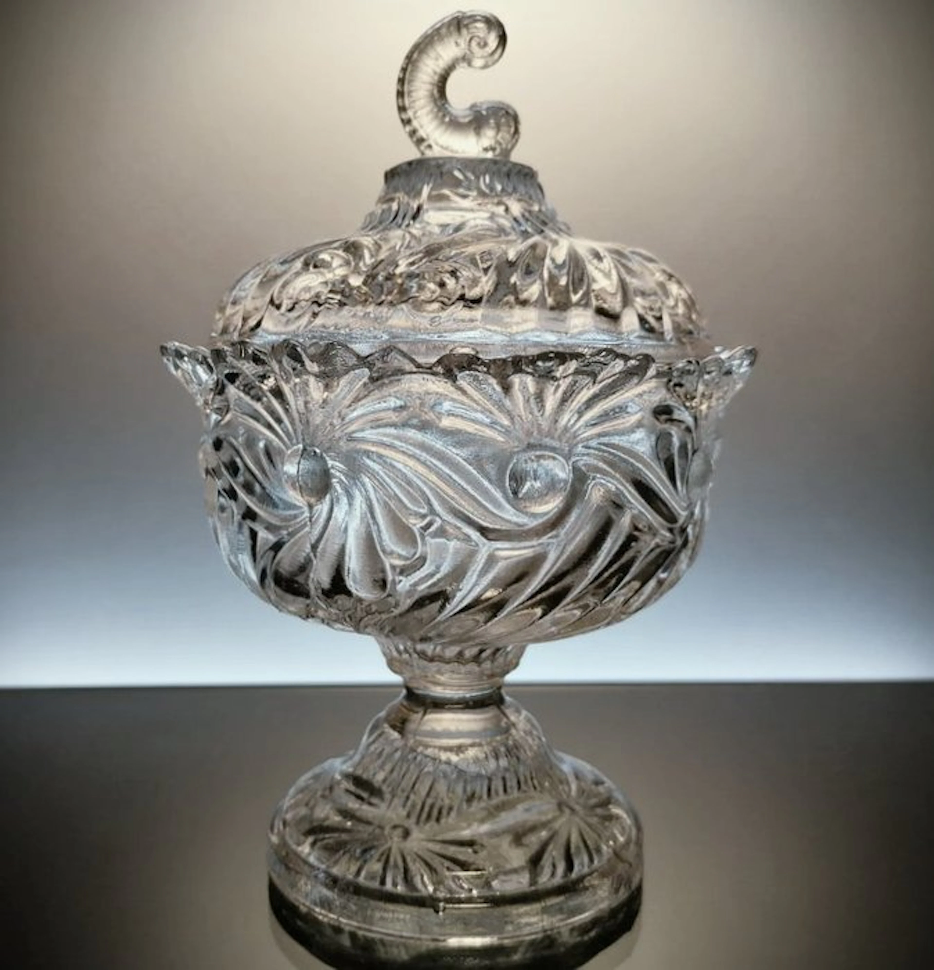 Le Creusot - Cookie jar - Candy box "Fleurs et Tourbillons" - Molded crystal