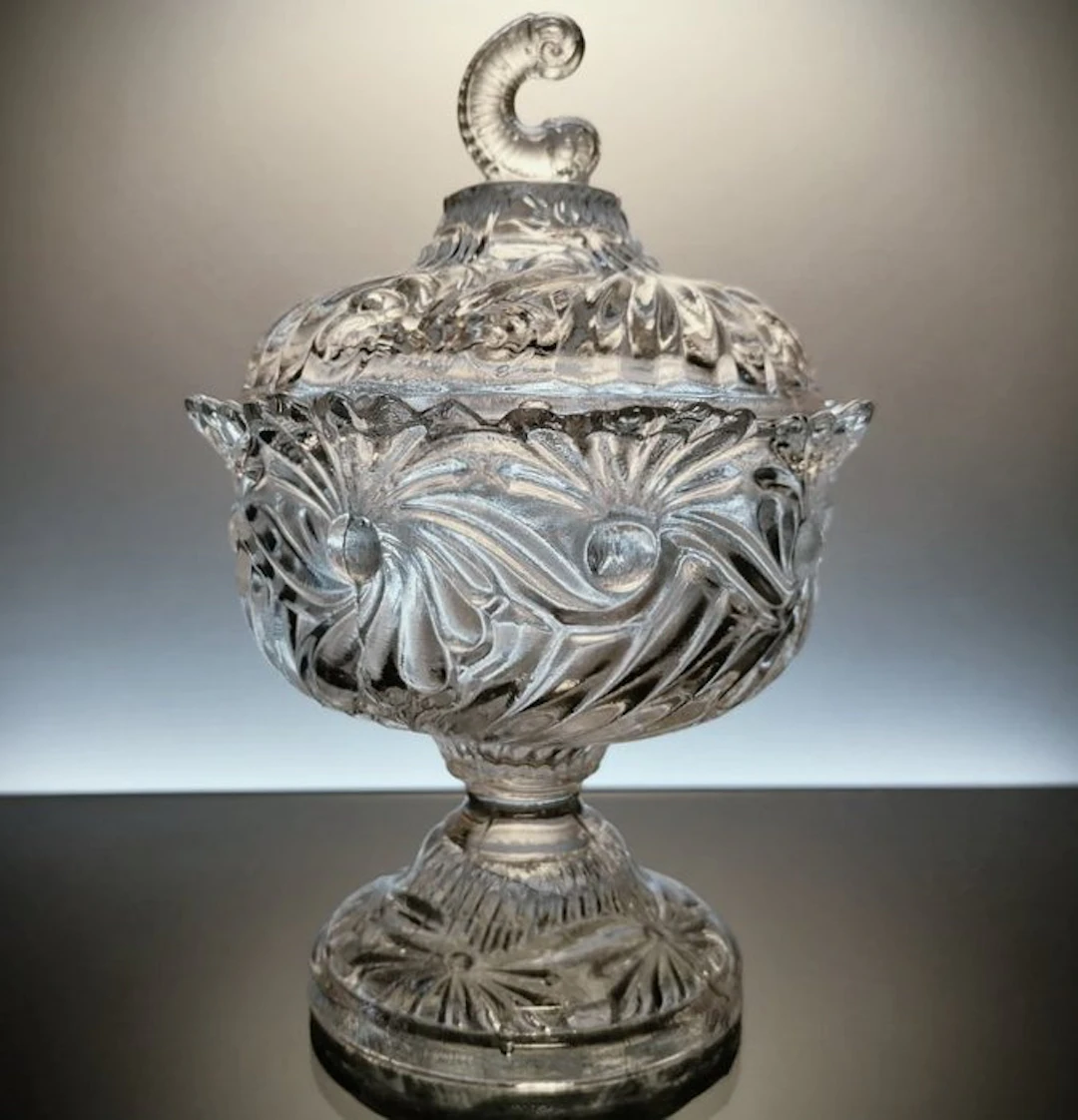 Le Creusot - Cookie jar - Candy box "Fleurs et Tourbillons" - Molded crystal