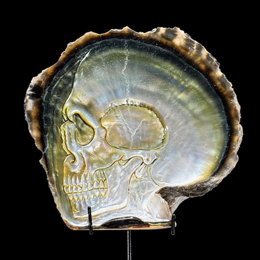 Carving, NO RESERVE PRICE - Intricately Carved Mother of...