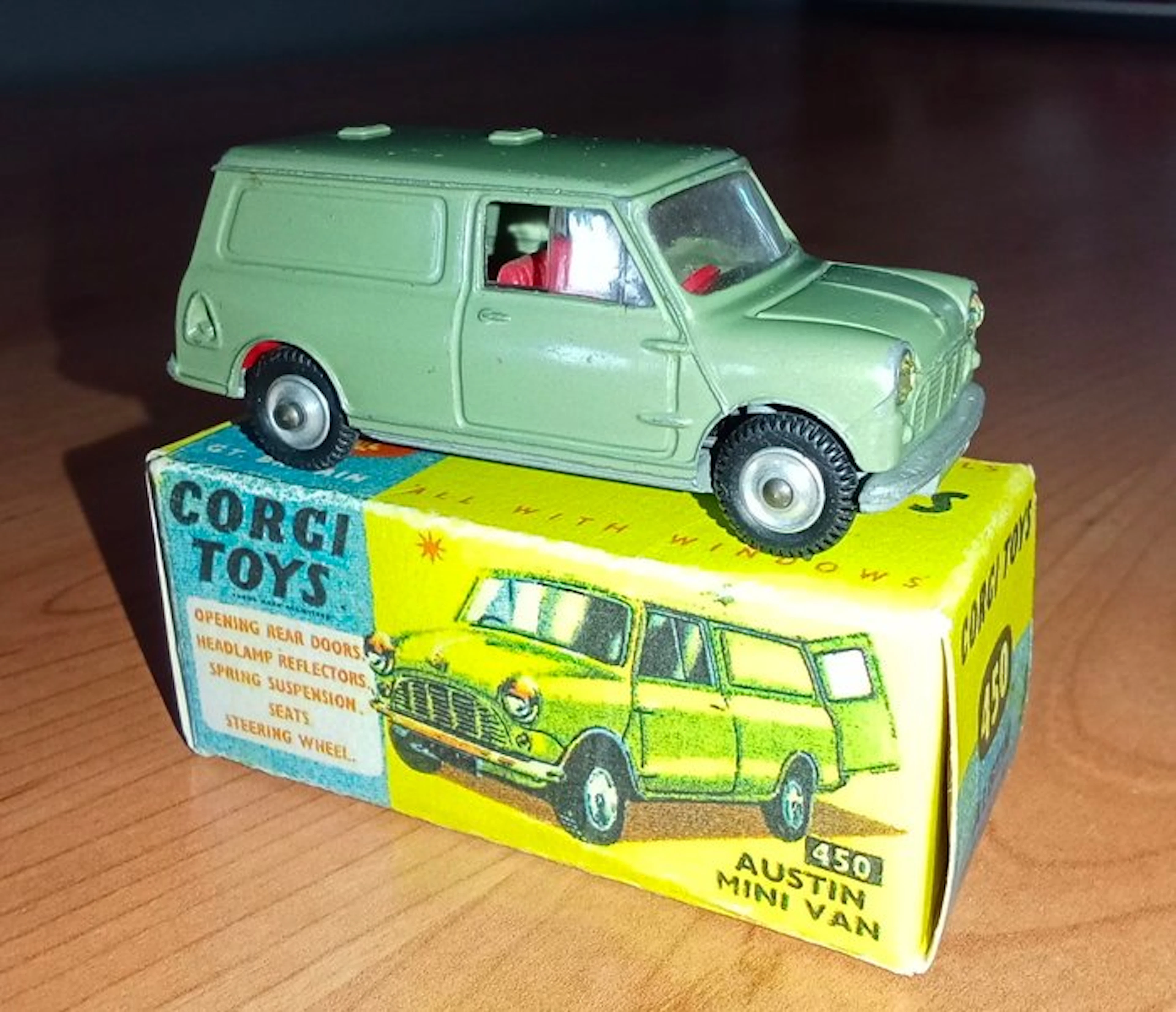 Corgi 1:43 - Model car - Austin Mini Van