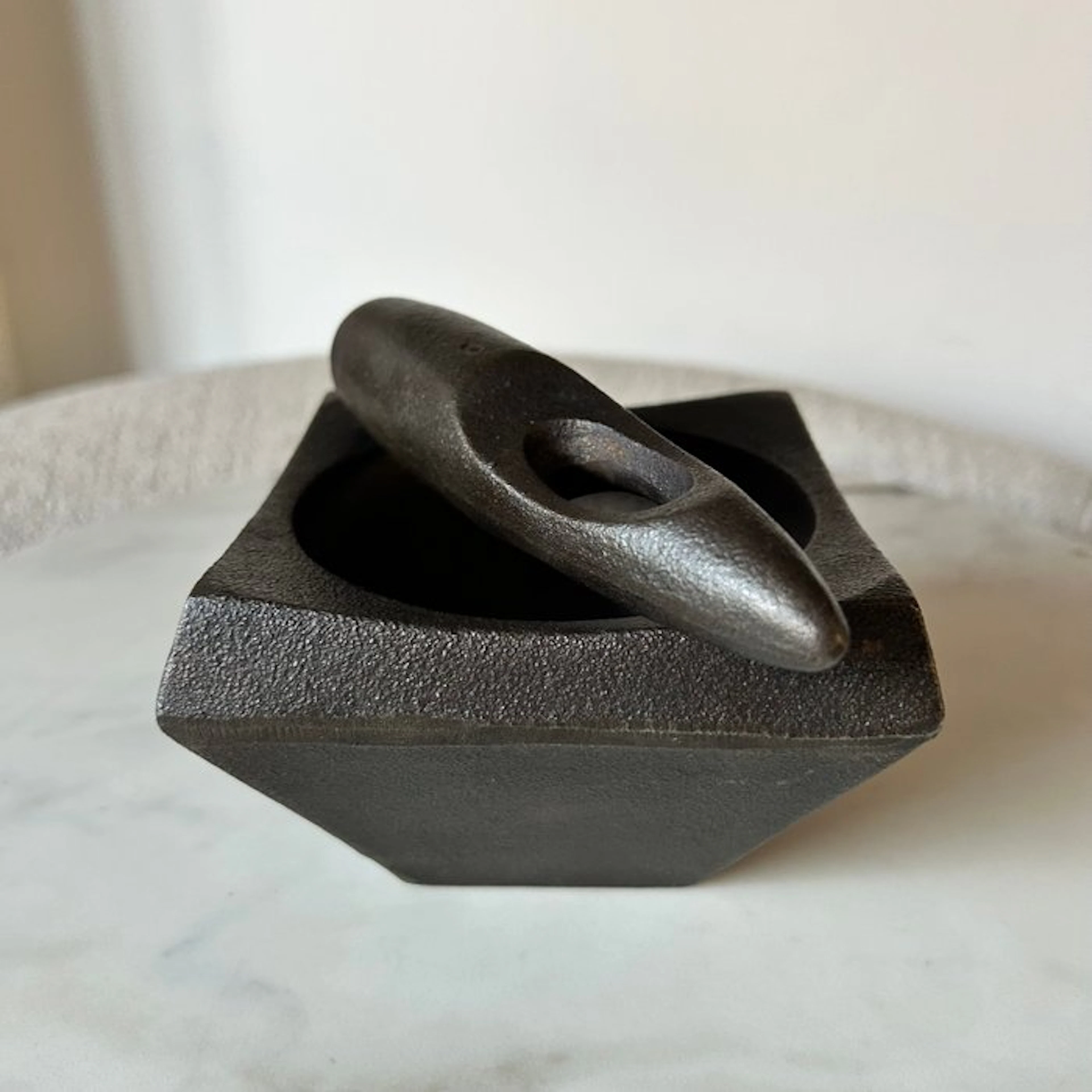 Skeppshult - Carl & Carl - Mortar and pestle (2) - Cubic - Cast iron