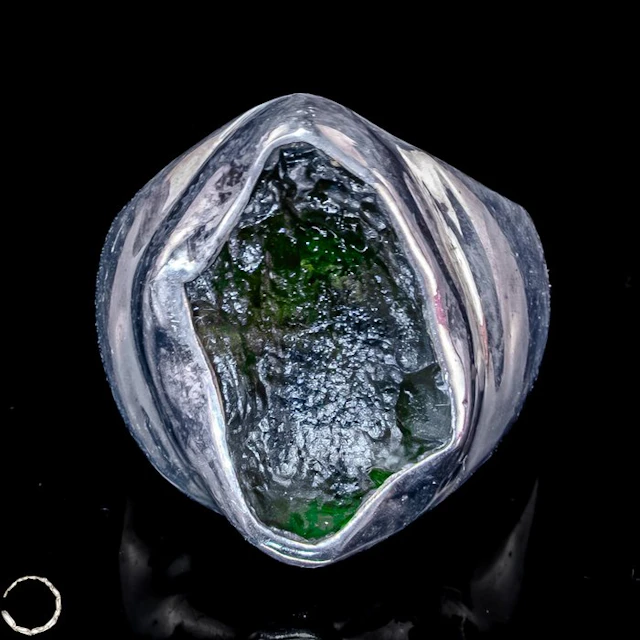 Stunning Moldavite ring in 925 silver – A piece of cosmic...