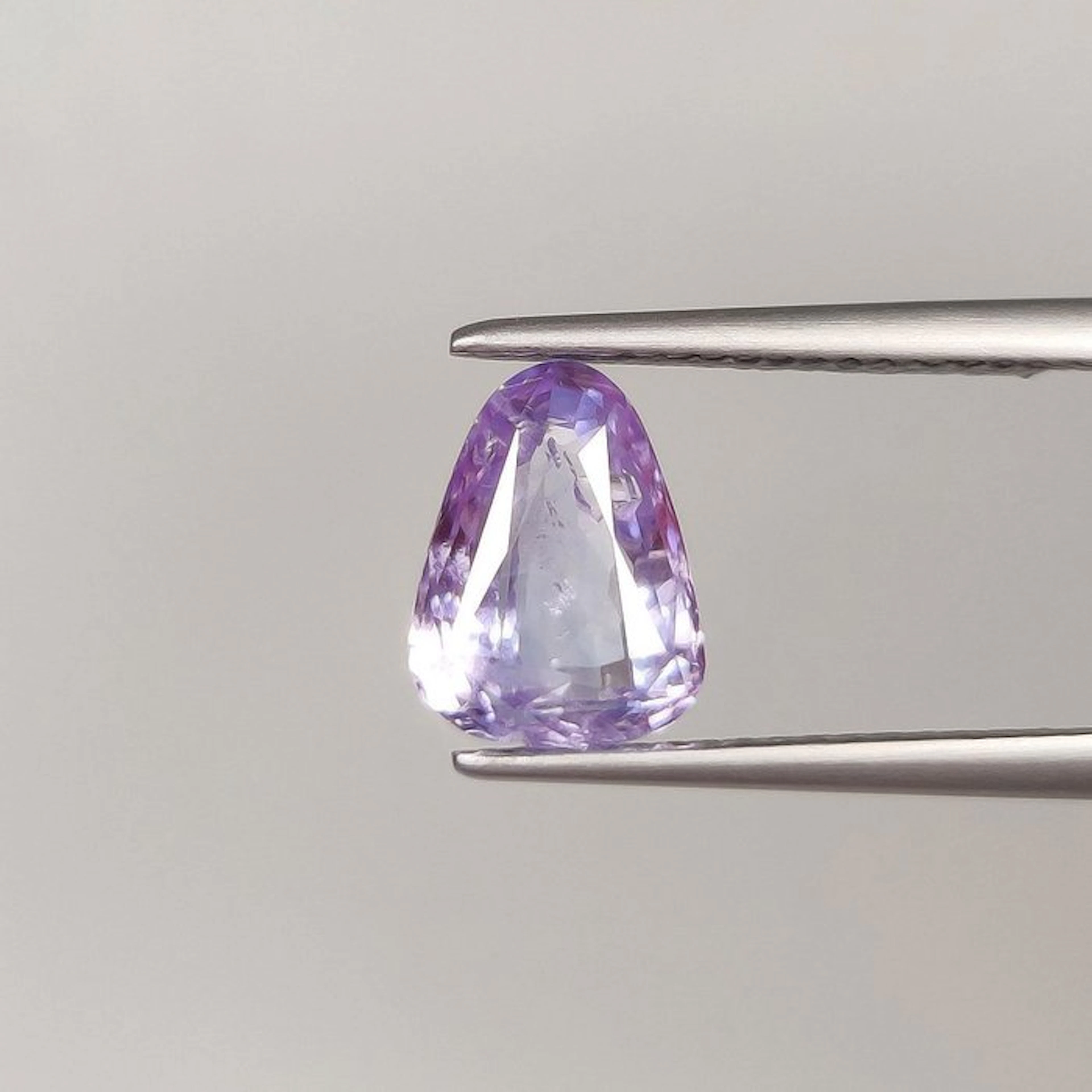 Violet Sapphire - 2.90 ct - International Colored...