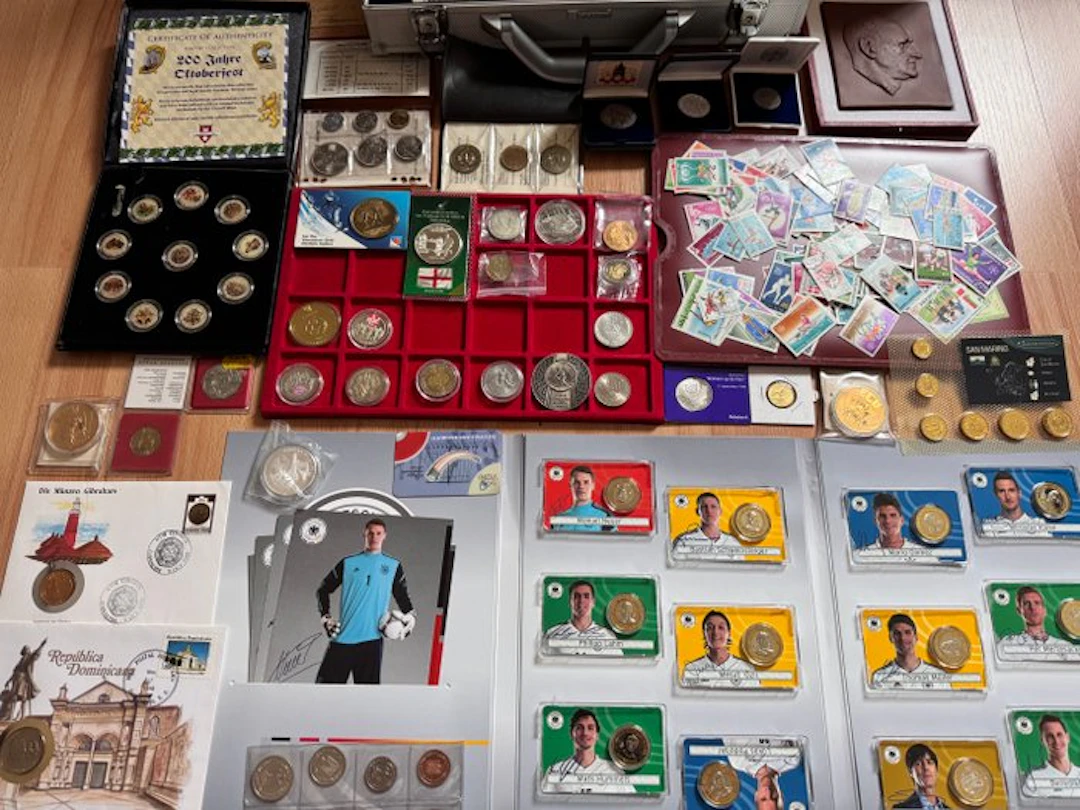 World. Belle collection de monnaies/medailles/timbres Le...
