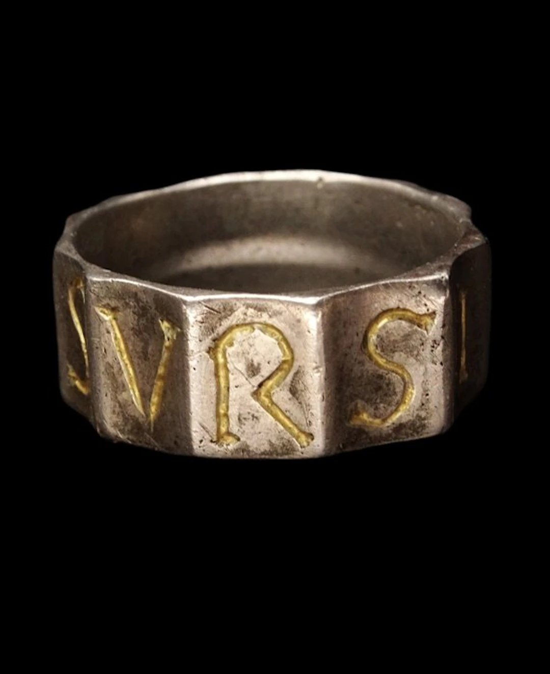 Ancient Roman - Silver ring inscribed with letters gilded...