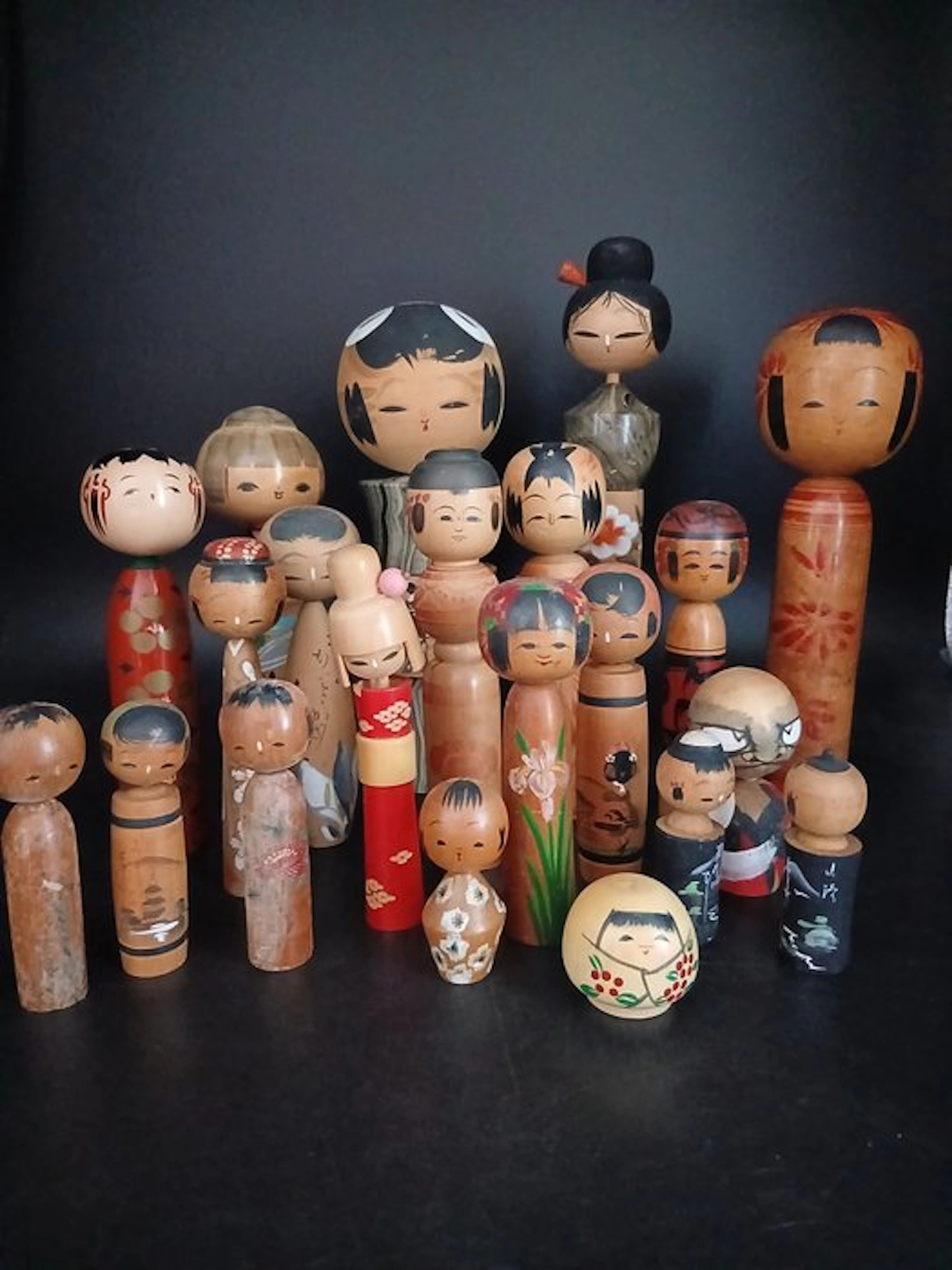 Figurine - Grote kavel van 21 handgemaakte houten...