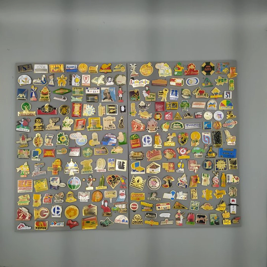Themed collection - +200 VINTAGE PINS WITH CLASPS – GREAT...