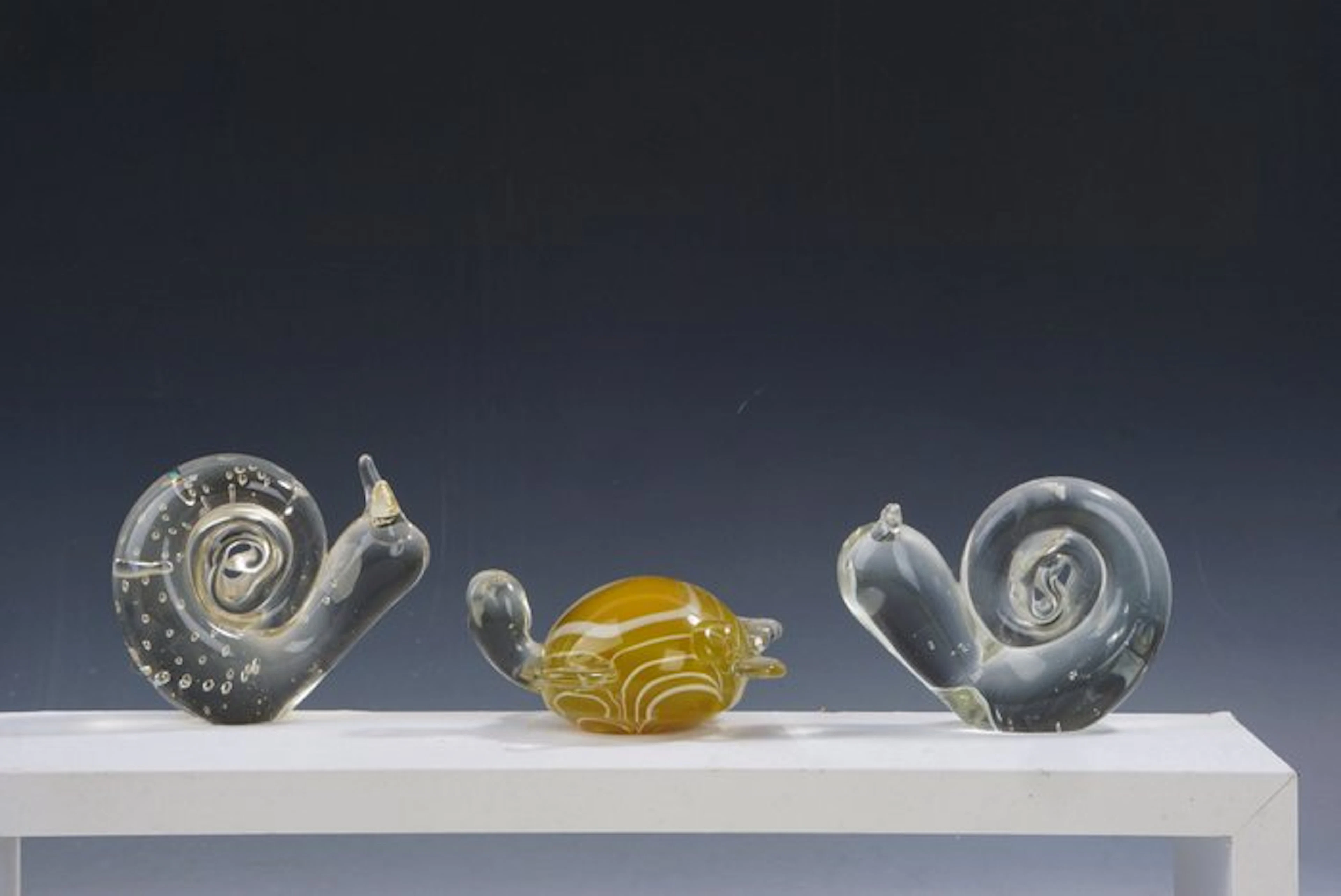 Figurine - Amber schildpad en twee slakken met...