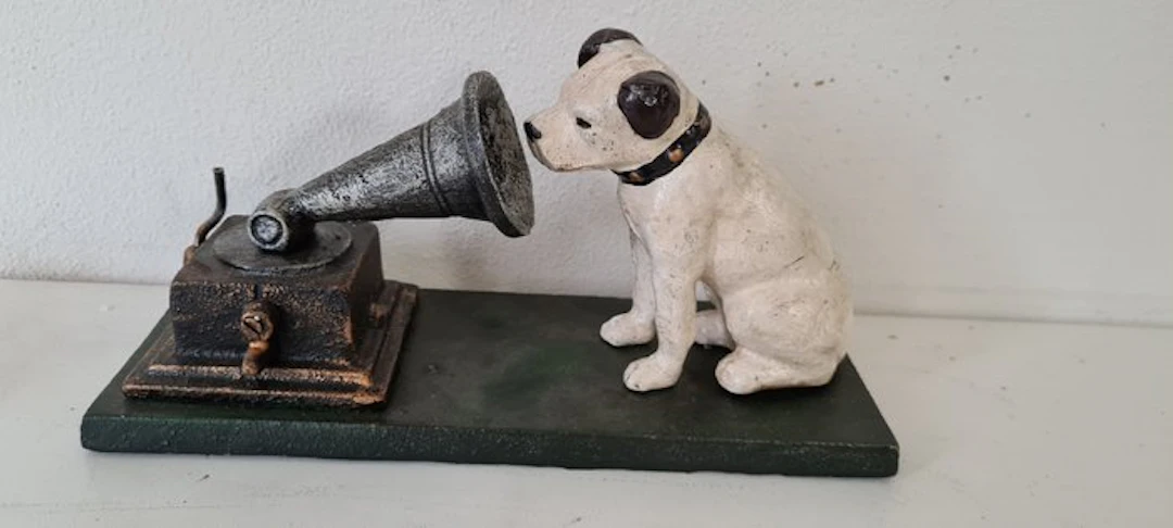His Masters Voice - Statue