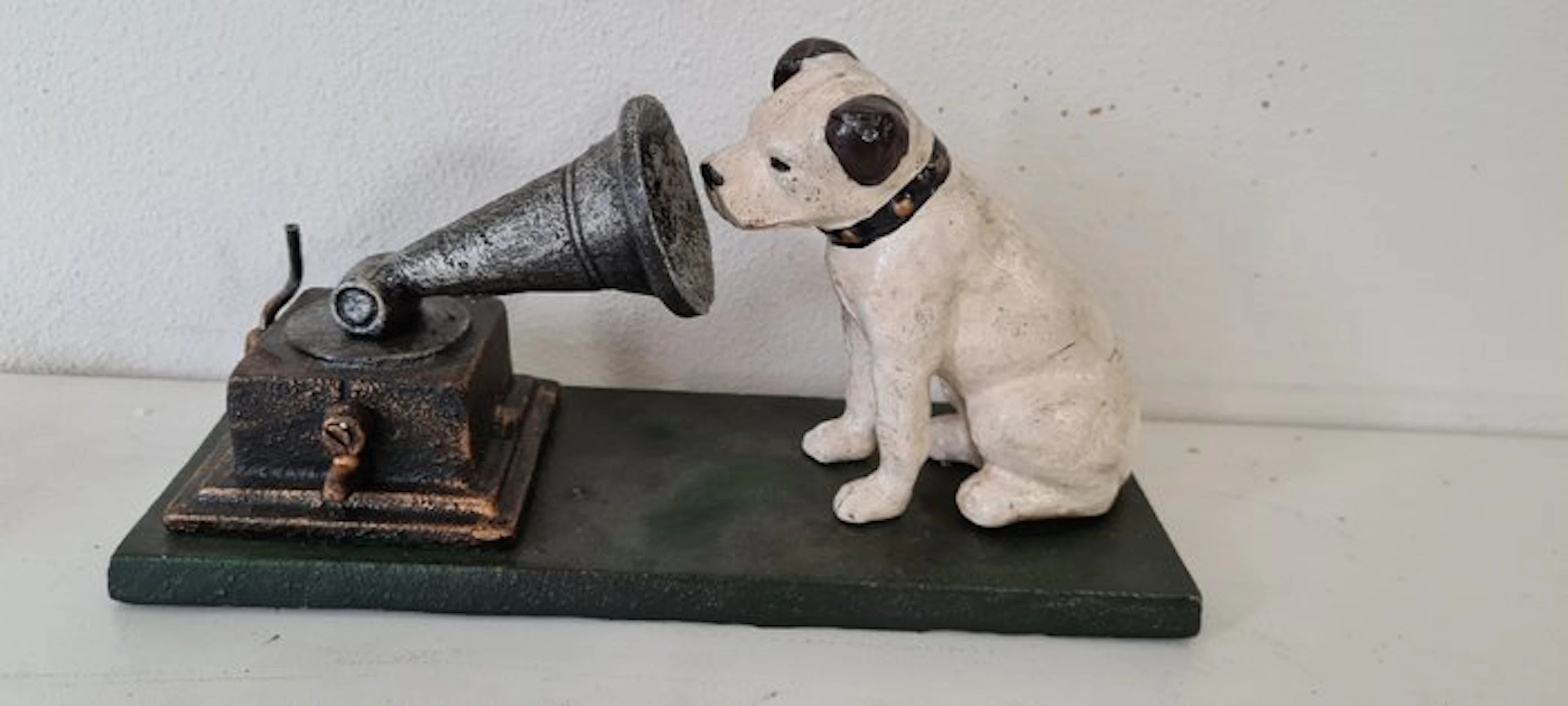 His Masters Voice - Statue