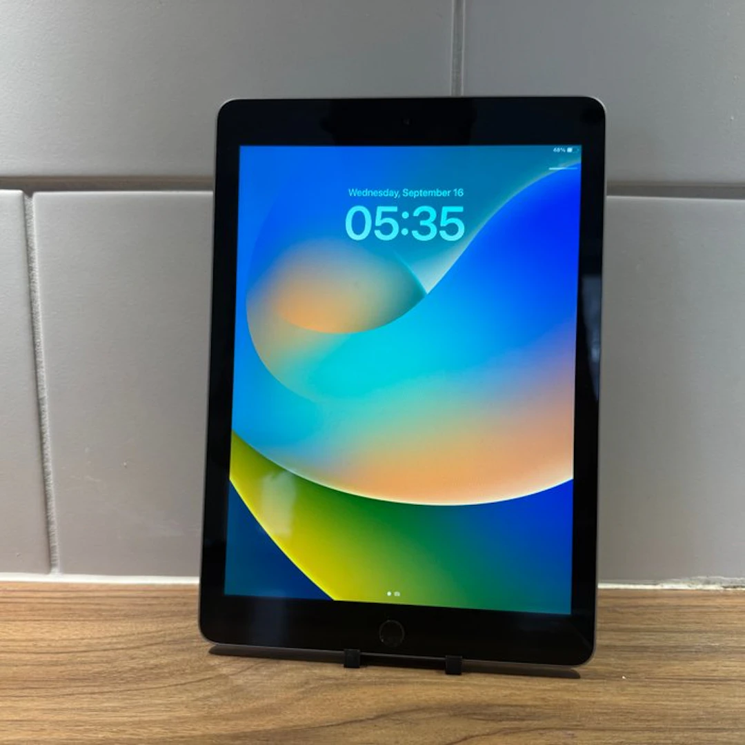 Apple iPad (5th Generation) 128GB Wifi - Mobile phone