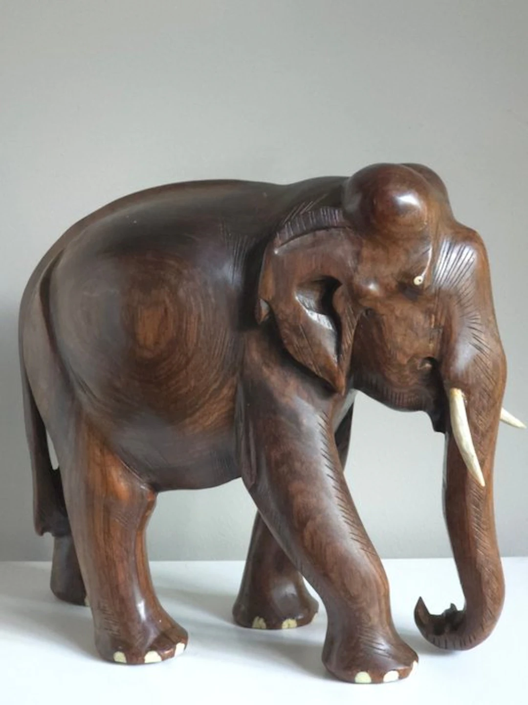 Large and heavy hand-carved elephant statue - 5.6 kg - Kingwood