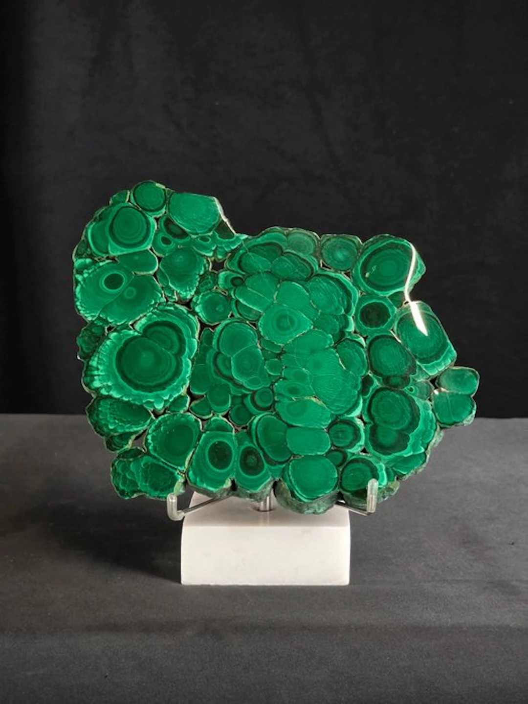 Malachite on a Carrara Marble base Freeform - Height: 14.5 cm- 1210 g