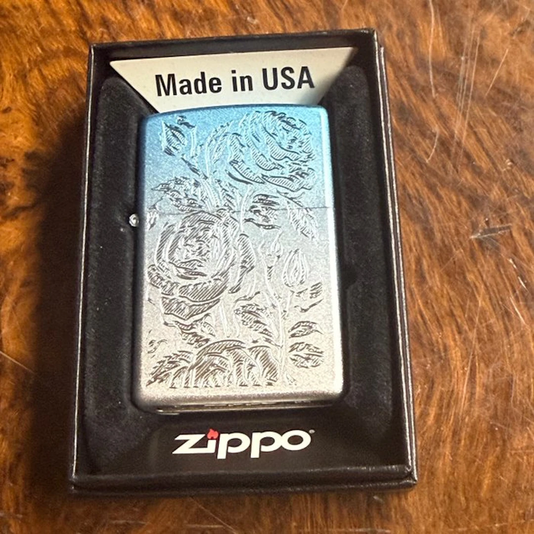 Zippo - Rosas grabadas – Acabado degradado azul metálico...