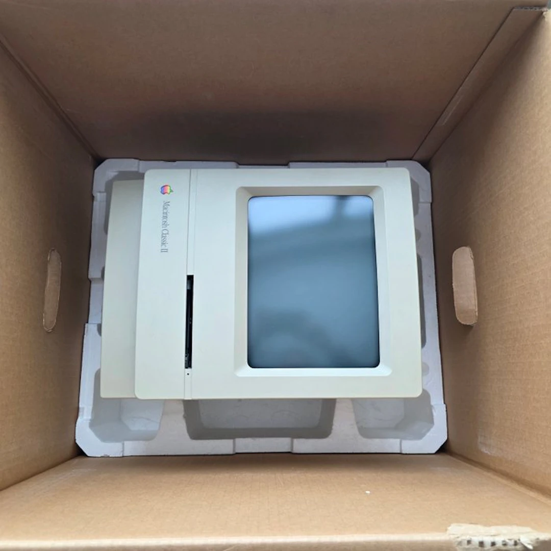Apple Macintosh Classic II – Complete Boxed Setup with Keyboard