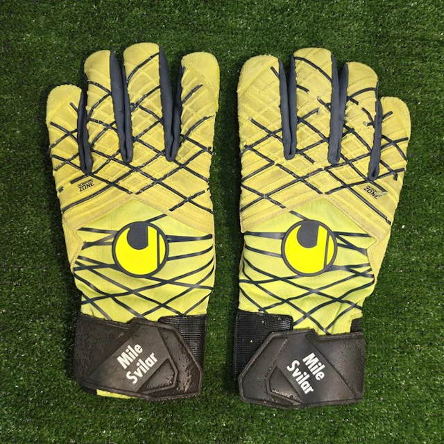 AS Roma - Italian Football League - Mile Svilar - 2025 - Goal keeper gloves
