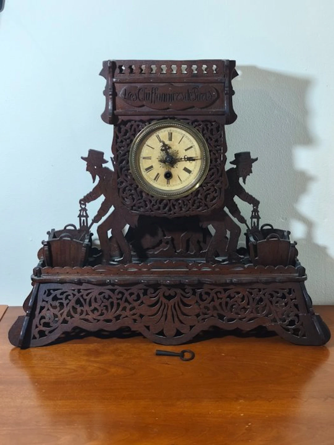Figural mantel clock - Antique Wood - 1900-1910