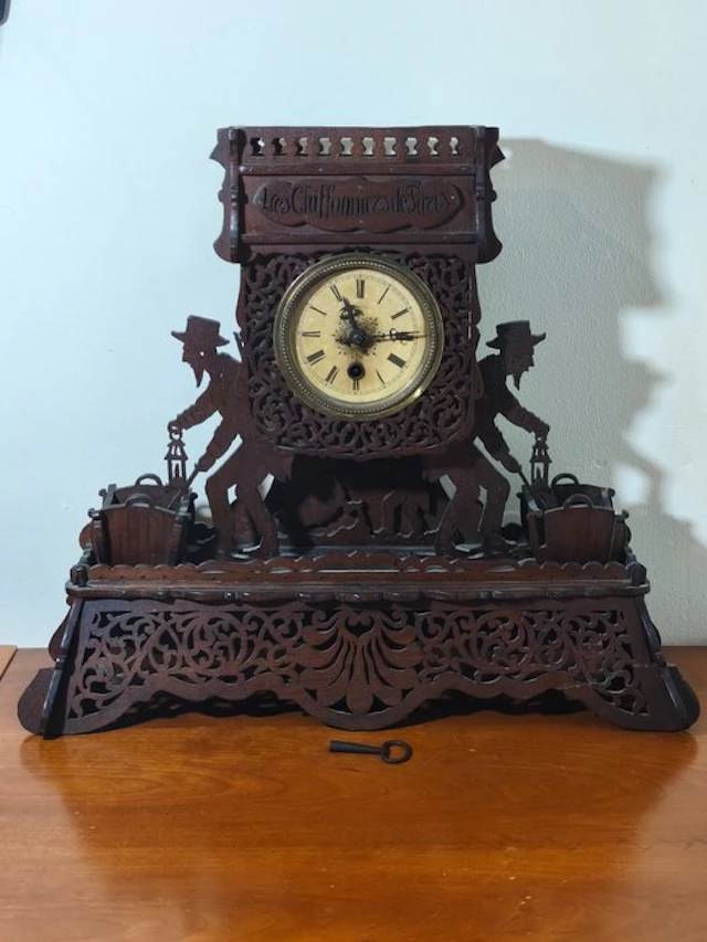 Figural mantel clock - Antique Wood - 1900-1910
