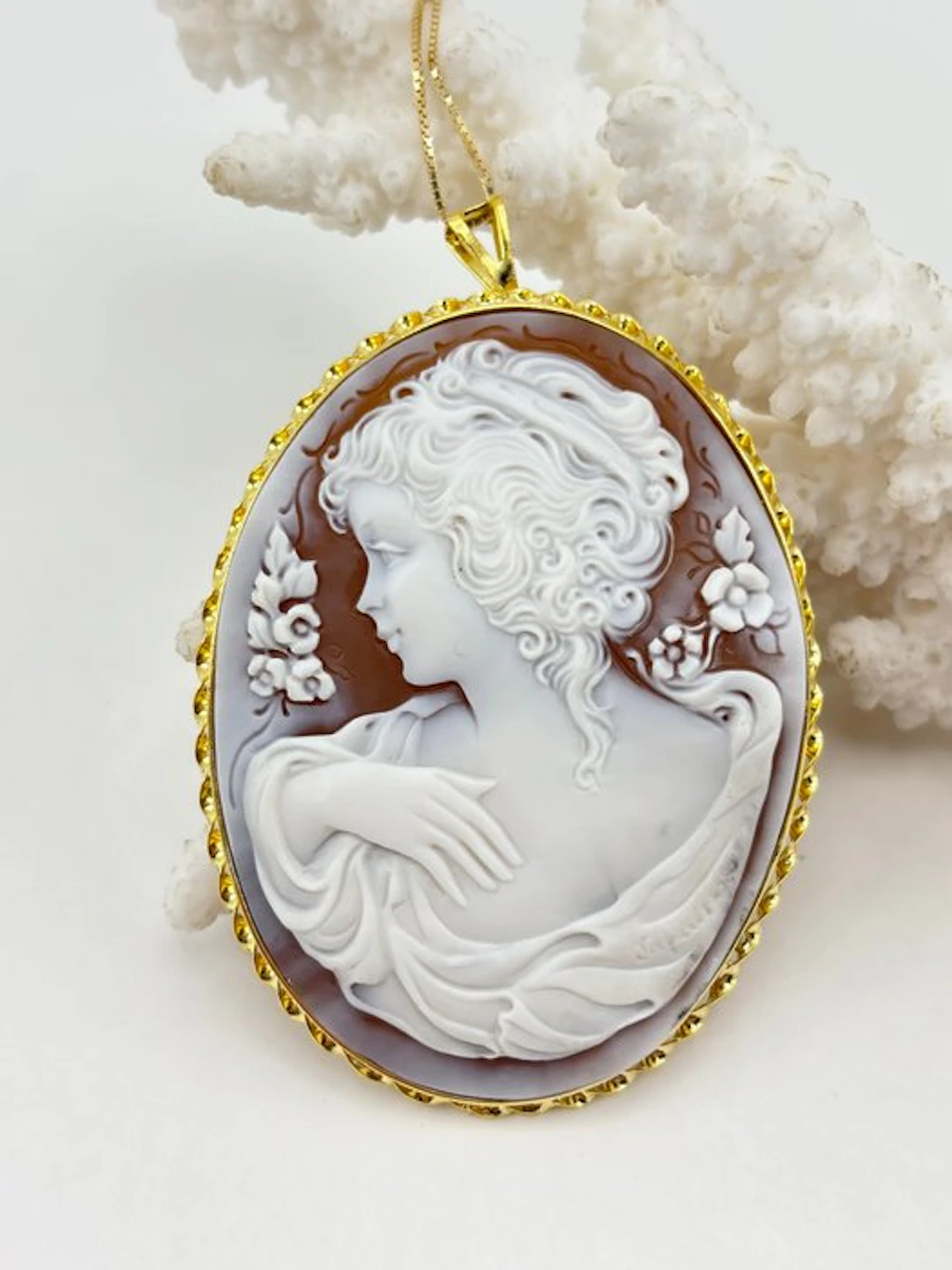 Silver, Hand-engraved cameo - Cameo - Cassis madagascariensis